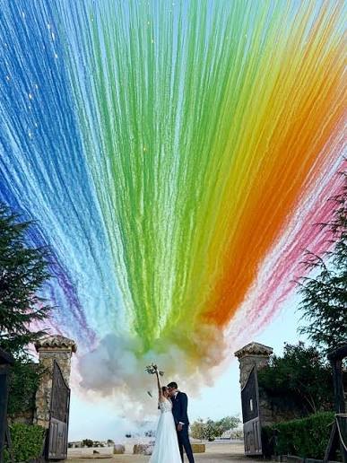 Beso bajo arcoíris de humo